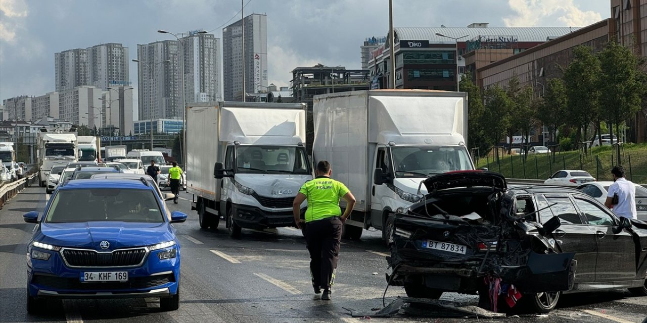 Esenyurt'ta 15 aracın karıştığı zincirleme kazada nedeniyle trafik yoğunluğu yaşanıyor