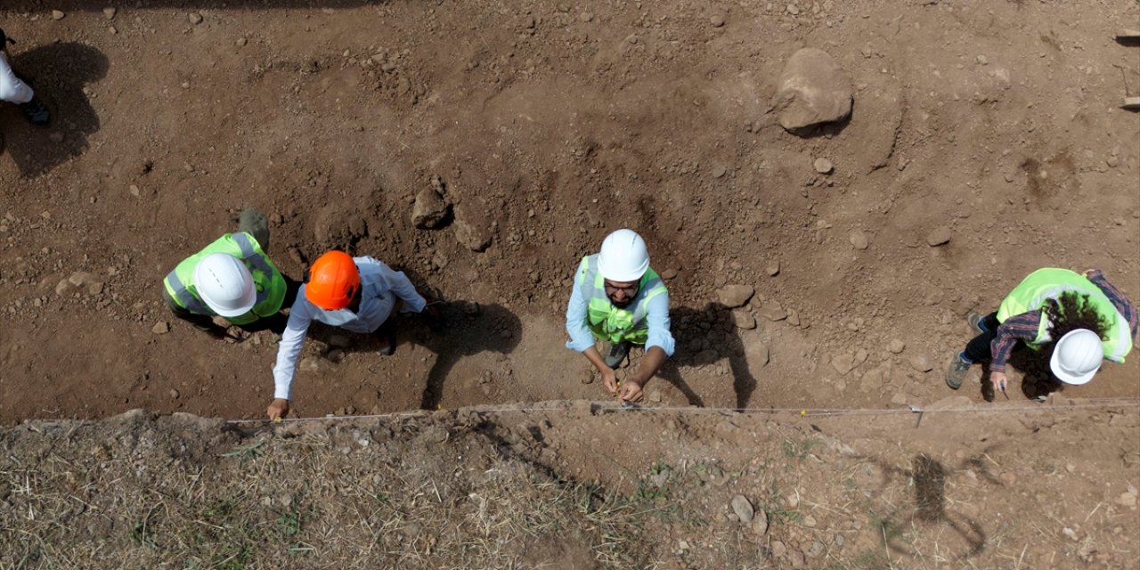 Bingöl'de kazılan hendeklerle fay hatlarının deprem üretme potansiyeli belirleniyor