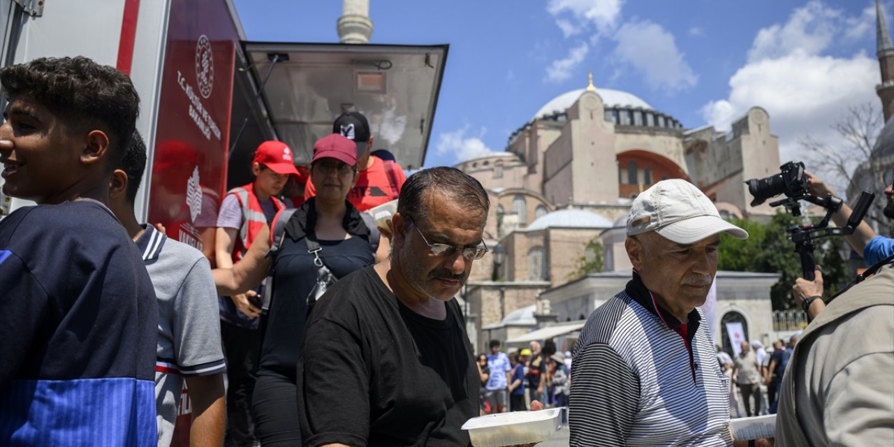 Ayasofya'nın ibadete açılışının yıl dönümünde ziyaretçilere yemek dağıtıldı