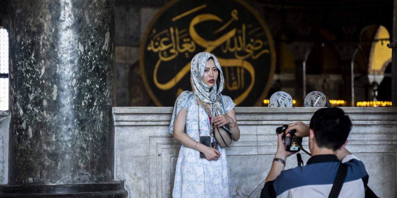 Ayasofya-i Kebir Cami-i Şerifi, ibadete açılışının 4'üncü yıl dönümünde ziyaretçi akınına uğradı