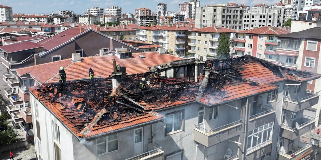 Kayseri'de 3 katlı binanın çatısında çıkan yangın söndürüldü