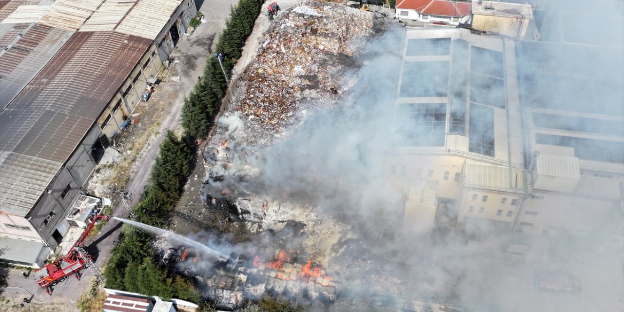 Kayseri'de kağıt fabrikası bahçesinde çıkan yangına ekiplerce müdahale ediliyor