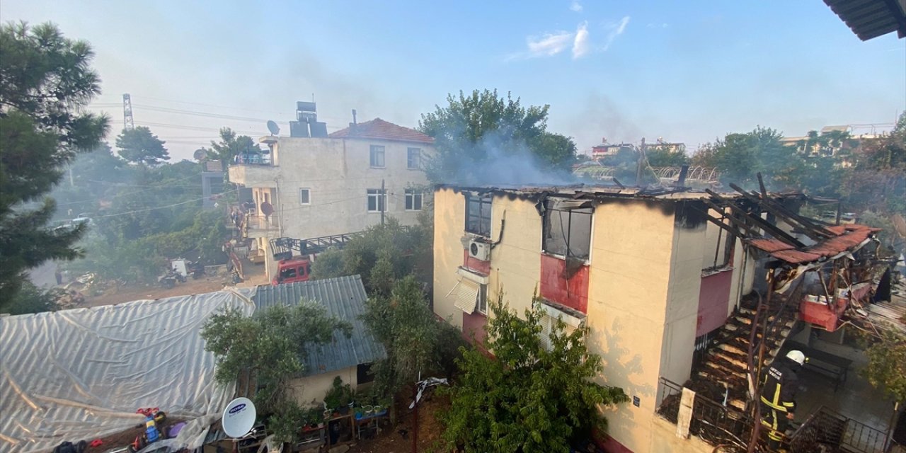 Antalya'nın Aksu ilçesinde 2 katlı evde çıkan yangın hasara neden oldu