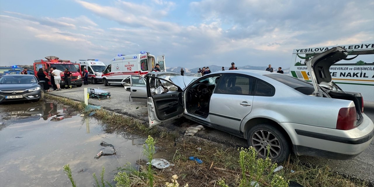 Burdur'da 2 otomobilin çarpışması sonucu 1 kişi öldü, 9 kişi yaralandı