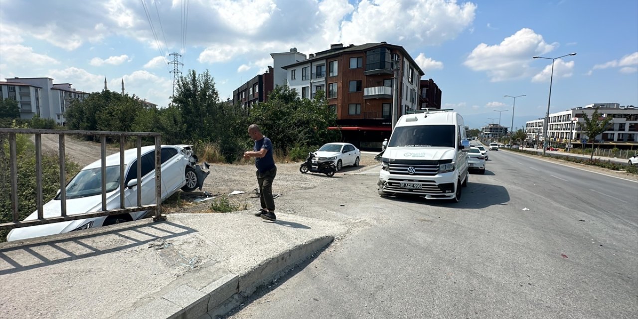 Düzce'de cenaze nakil aracının otomobile çarpması güvenlik kamerasında