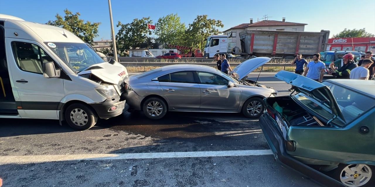 Kocaeli'de zincirleme trafik kazasında 6 kişi yaralandı