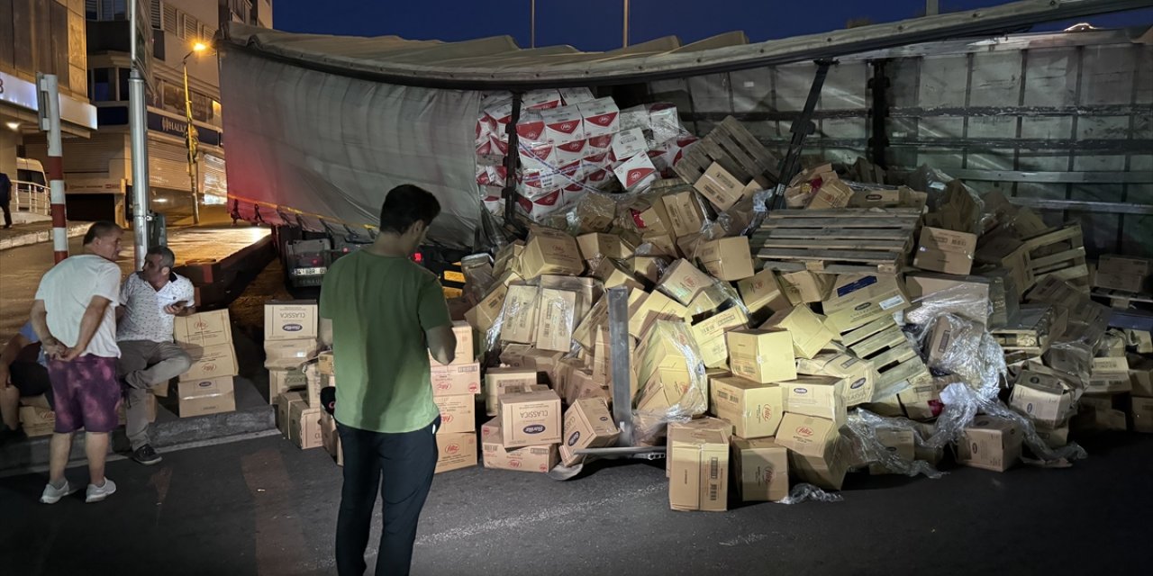 Kağıthane'de virajı alamayan tır yan yattı, kuru gıda ürünleri yola saçıldı