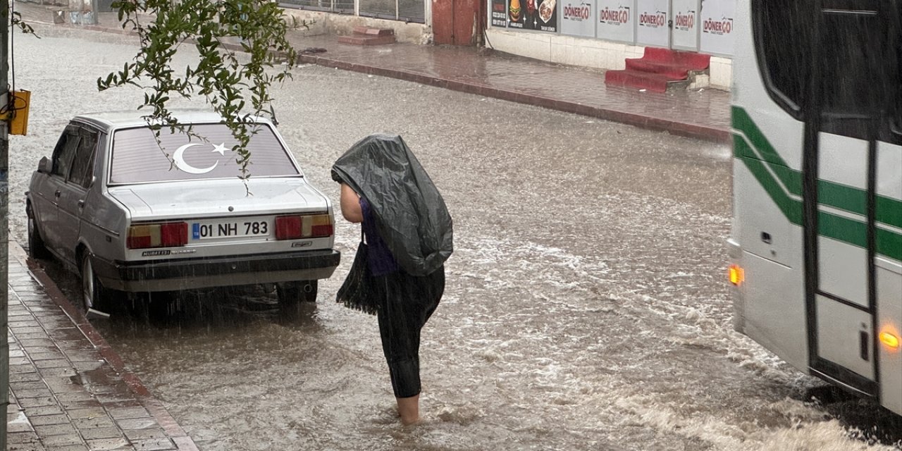 Adana'da sağanak hayatı olumsuz etkiledi