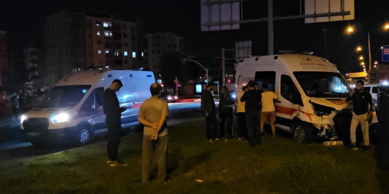 Çorum'da ambulansla otomobilin çarpışması sonucu 6 kişi yaralandı