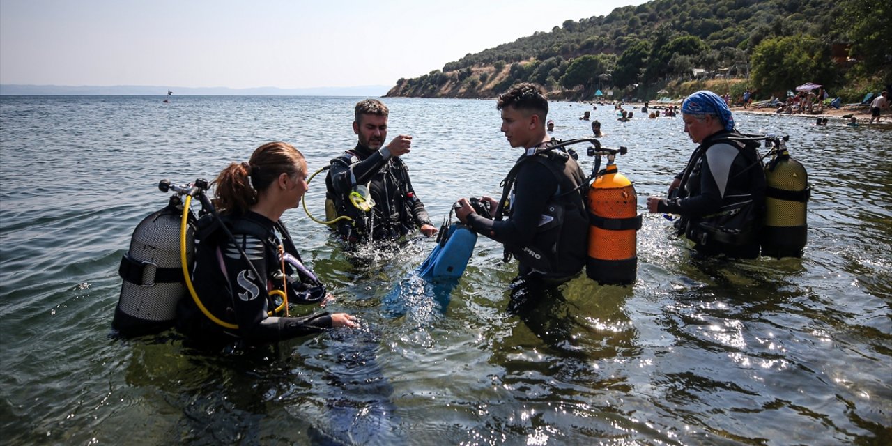 Hem dalgıç yetiştiriyor hem de Marmara Denizi'nin su altı yaşamına dikkati çekiyor