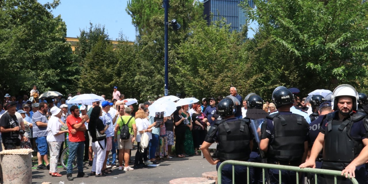 Arnavutluk'ta Belediye Başkanı Veliaj'ın istifasının istendiği protestolar sürüyor