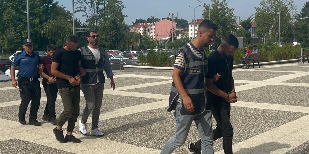 Bolu'da çaldıkları motosikletleri Düzce'de satmaya çalışan 3 zanlı tutuklandı