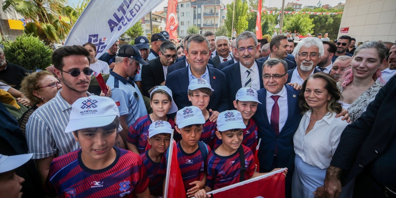 CHP Genel Başkanı Özel, Altıeylül ve Karesi belediyelerini ziyaret etti: