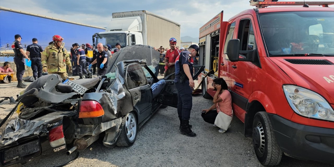 Bursa'da park halindeki tıra çarpan otomobildeki 2 kişi öldü