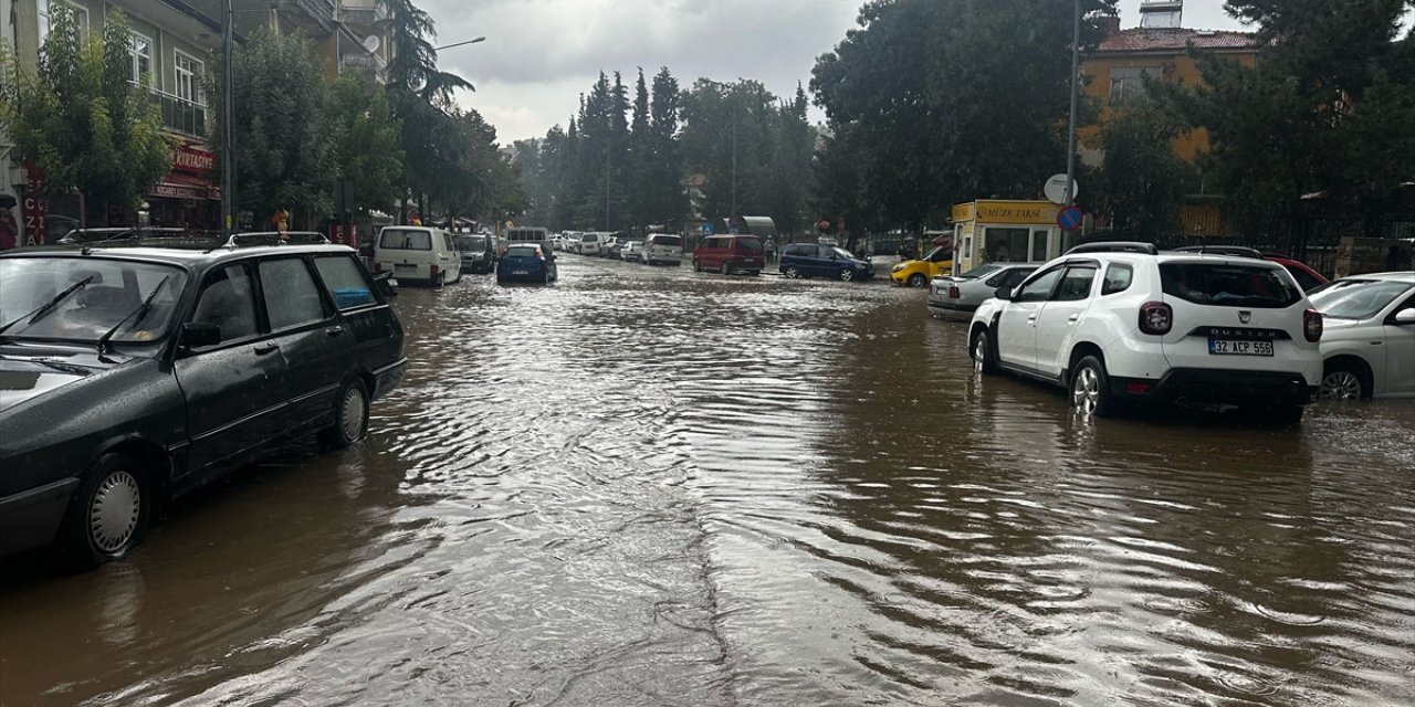 Isparta'da sağanak hayatı olumsuz etkiledi