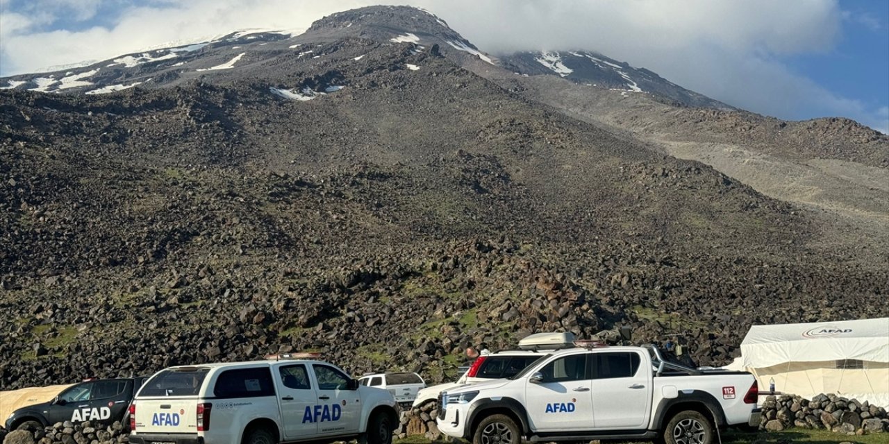 Ağrı Dağı'nda hayatını kaybeden 2 kişinin cenazeleri indiriliyor