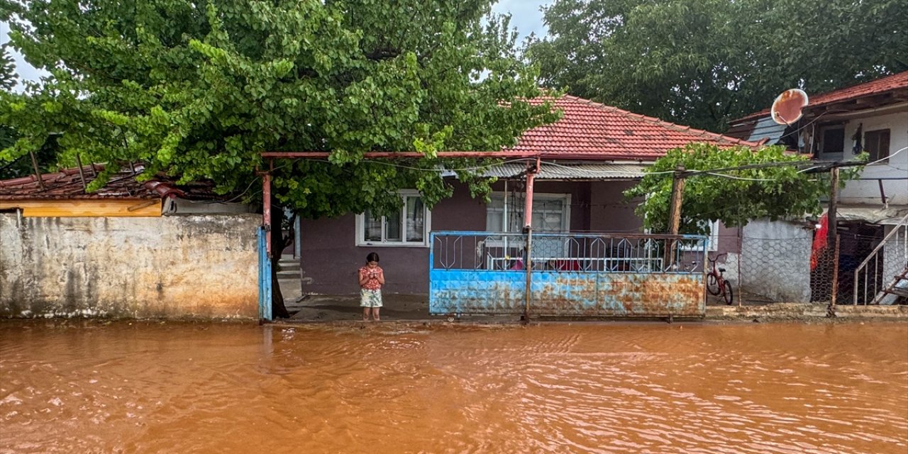 Uşak'ta dolu ve sağanak etkili oldu