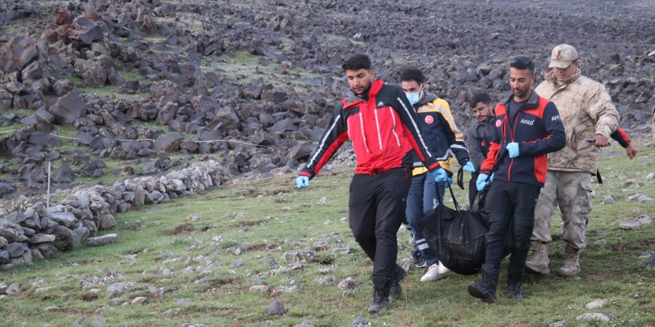 GÜNCELLEME - Ağrı Dağı'nda hayatını kaybeden 2 kişinin cenazesi indirildi