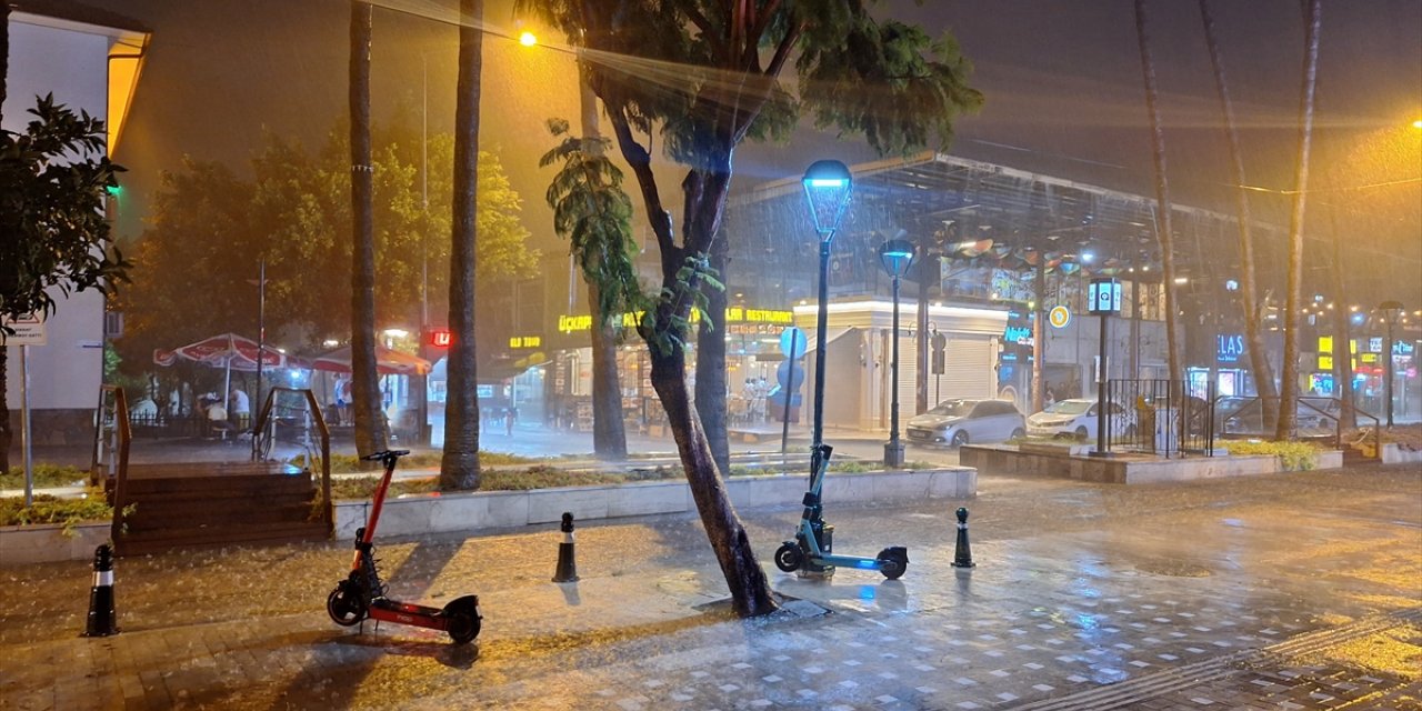 Antalya'da sağanak ve fırtına etkili oluyor