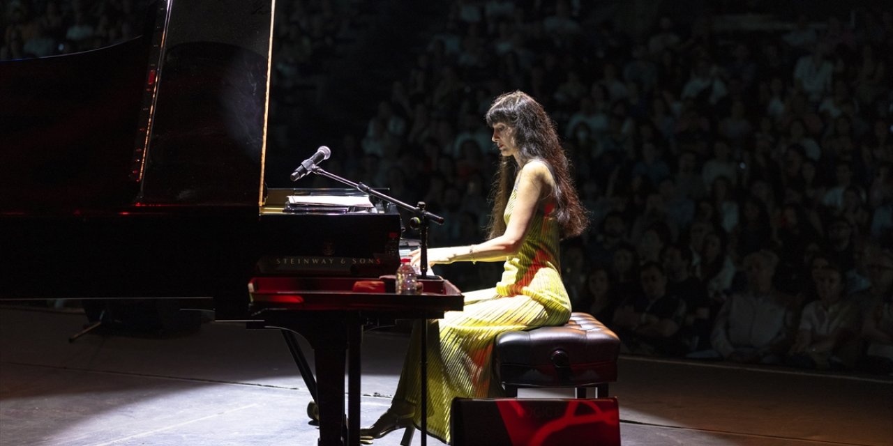 Azerbaycanlı şarkıcı Aziza Mustafa Zadeh, Harbiye'de konser verdi