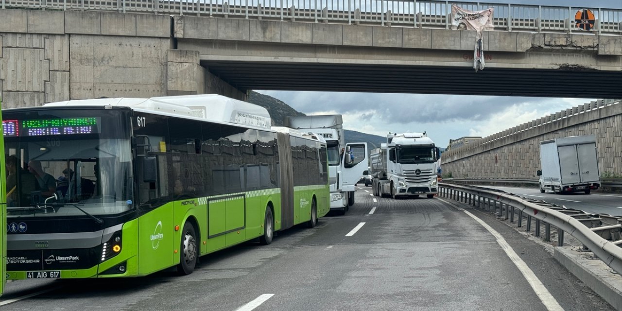 Kocaeli'de devrilen tır nedeniyle D-100 kara yolu İstanbul istikameti ulaşıma kapandı