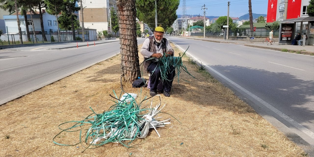 84 yaşındaki Hamdi Usta, atık plastikleri sepete dönüştürüyor