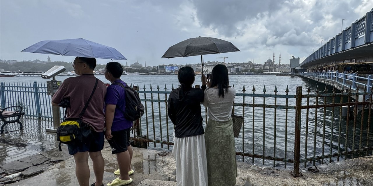 İstanbul'da kısa süreli yağmur geçişleri hayatı olumsuz etkiledi