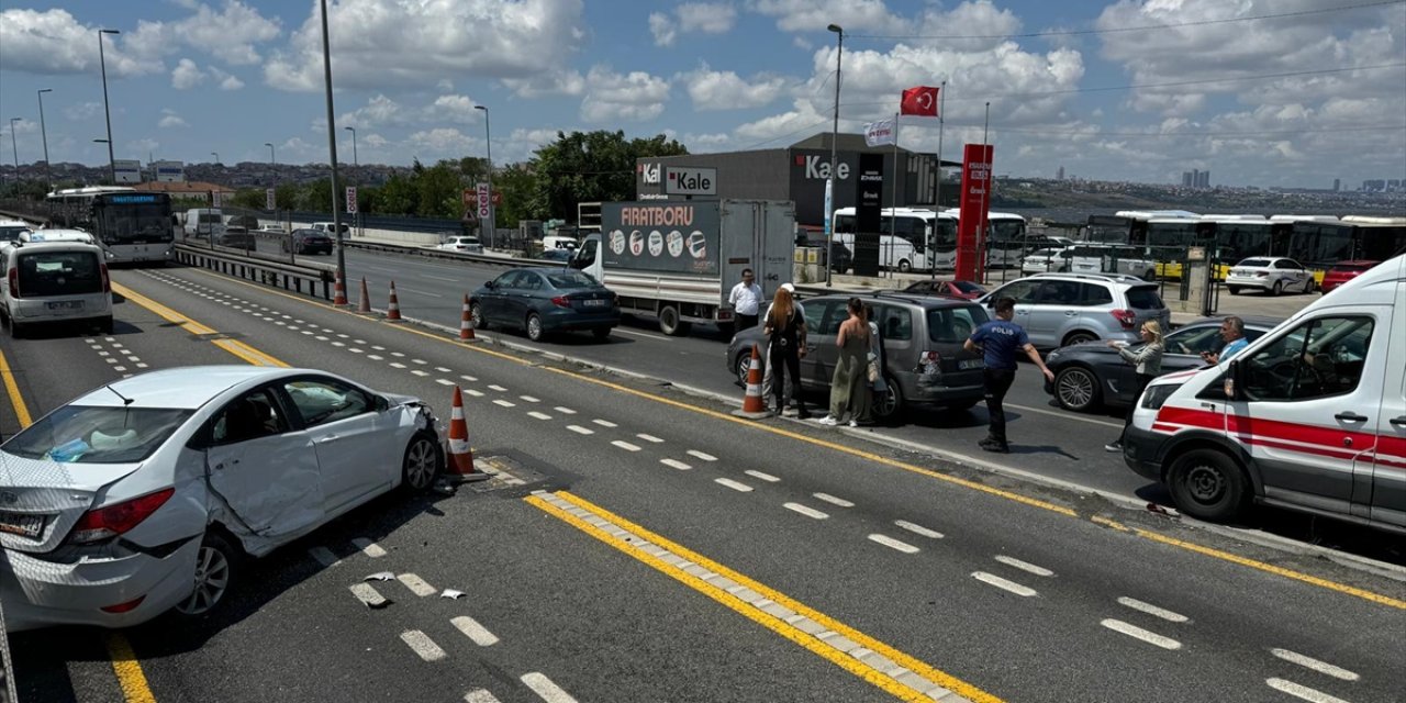 Küçükçekmece'deki kazada metrobüs yoluna giren otomobilin sürücüsü yaralandı