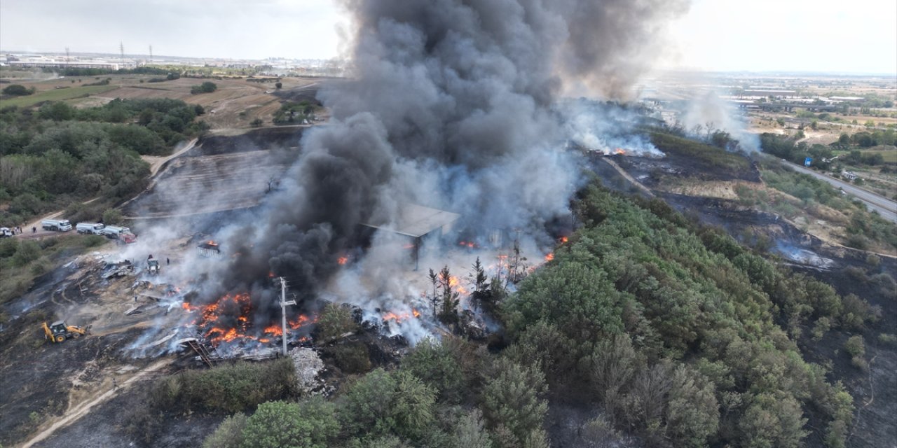 Tekirdağ'da otluk alandan geri dönüşüm tesisine sıçrayan yangına müdahale ediliyor