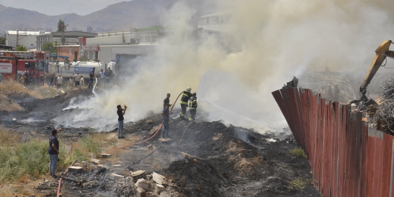 Kahramanmaraş’ta geri dönüşüm tesisindeki yangın söndürüldü