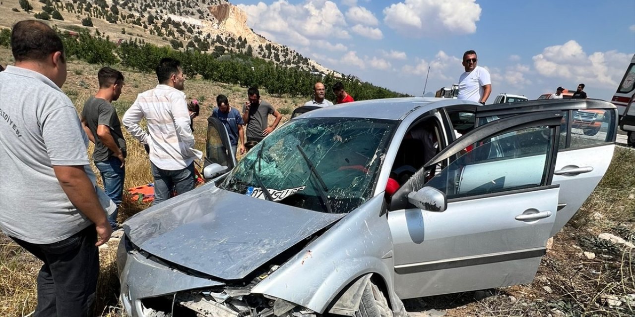 Burdur'da şarampole devrilen otomobildeki 8 kişi yaralandı
