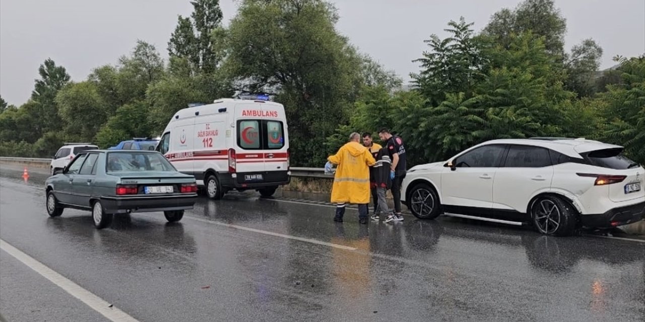 Çorum-Samsun kara yolundaki iki kazada 4 kişi yaralandı