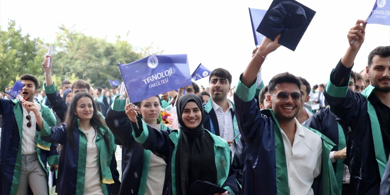 Sakarya Uygulamalı Bilimler Üniversitesi 2 bin 829 öğrencisini mezun etti