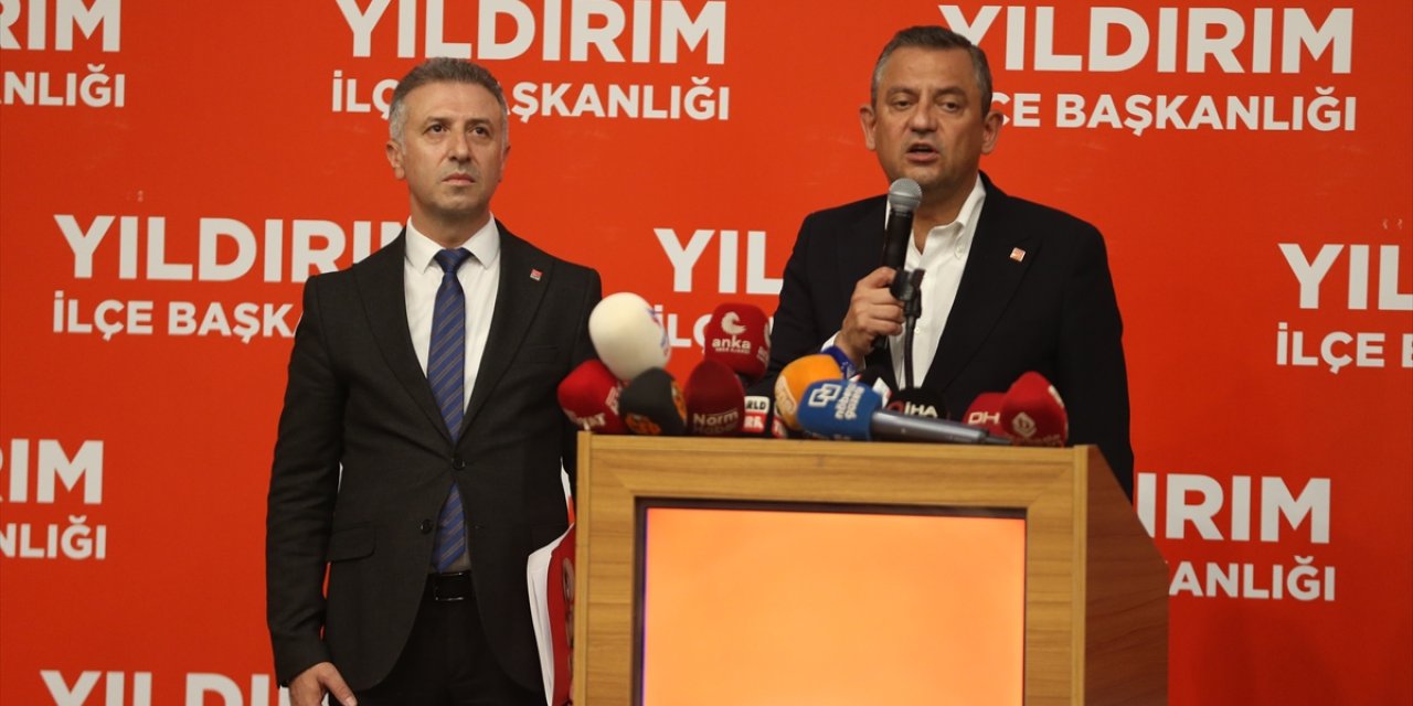 CHP Genel Başkanı Özel, Bursa'da partisine yeni katılan üyelere rozet taktı: