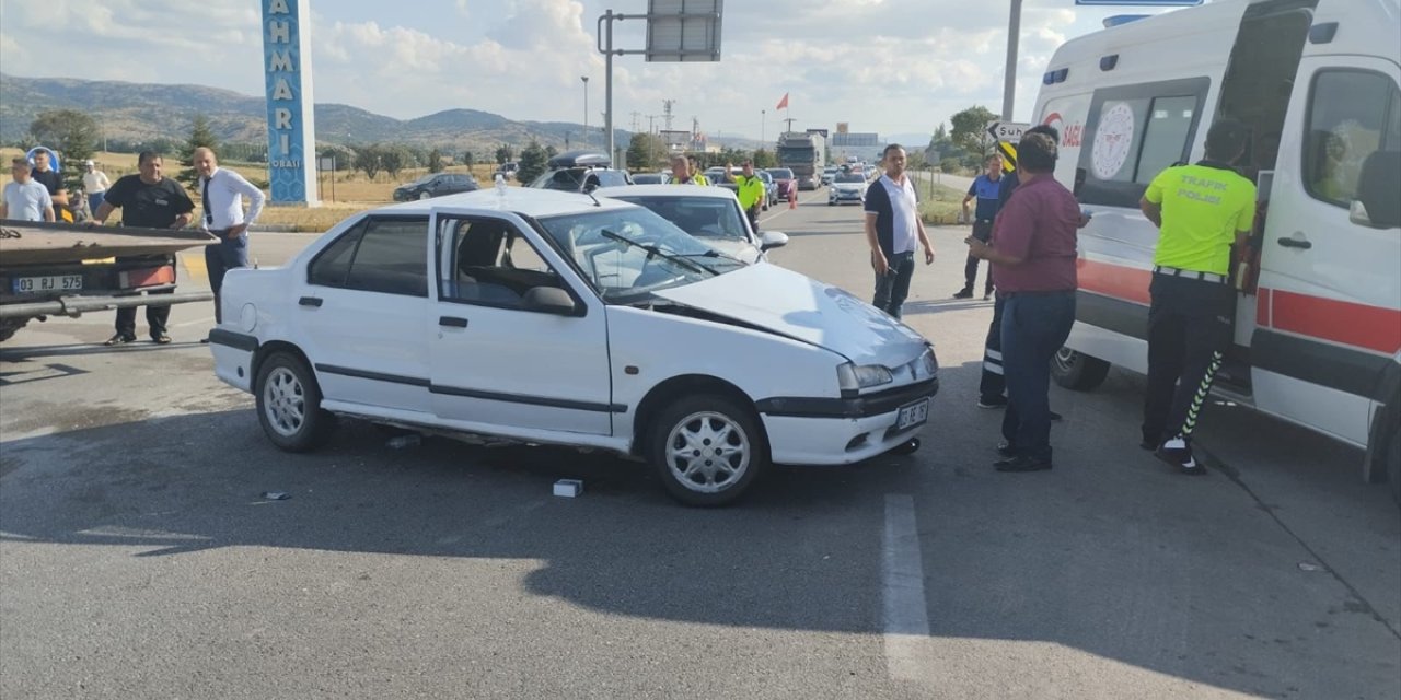 Afyonkarahisar'da iki otomobilin çarpıştığı kazada 7 kişi yaralandı