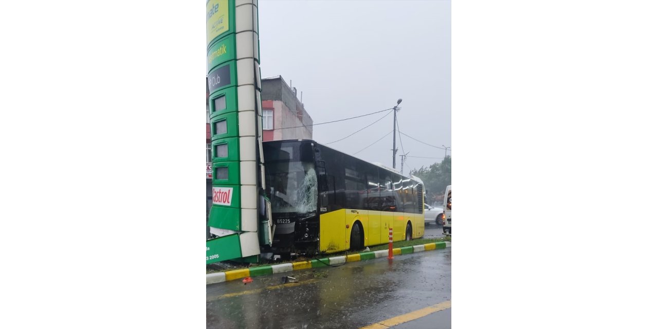 Avcılar'da İETT otobüsü 3 araca çarptı, 3 kişi yaralandı