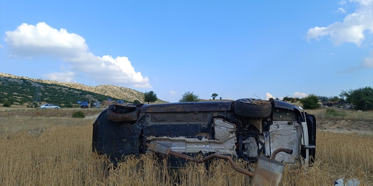 Afyonkarahisar'da tarlaya devrilen otomobildeki 5 kişi yaralandı