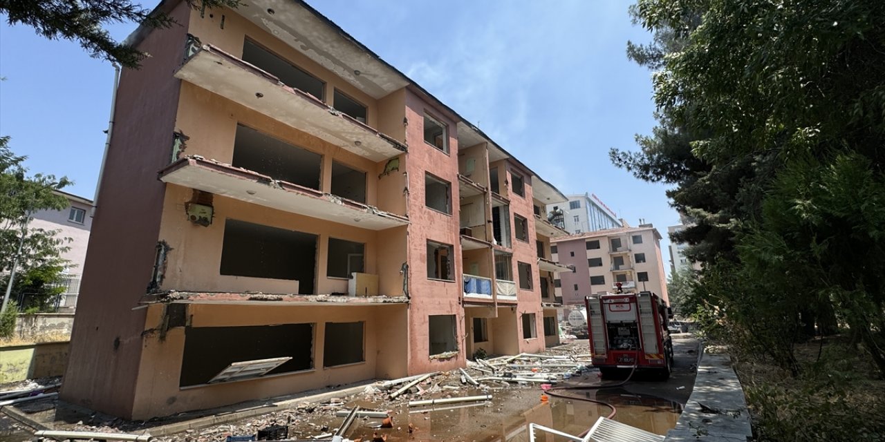Diyarbakır'da bir binanın çatısında çıkan yangın söndürüldü