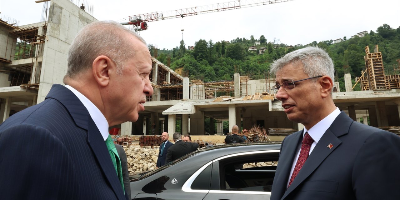 Cumhurbaşkanı Erdoğan, Güneysu Devlet Hastanesi inşaatında incelemelerde bulundu