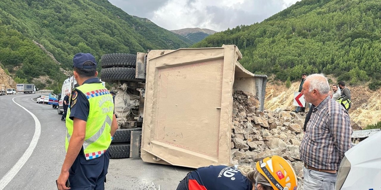 Sivas'ta taş yüklü kamyonun devrilmesi sonucu sürücü yaralandı