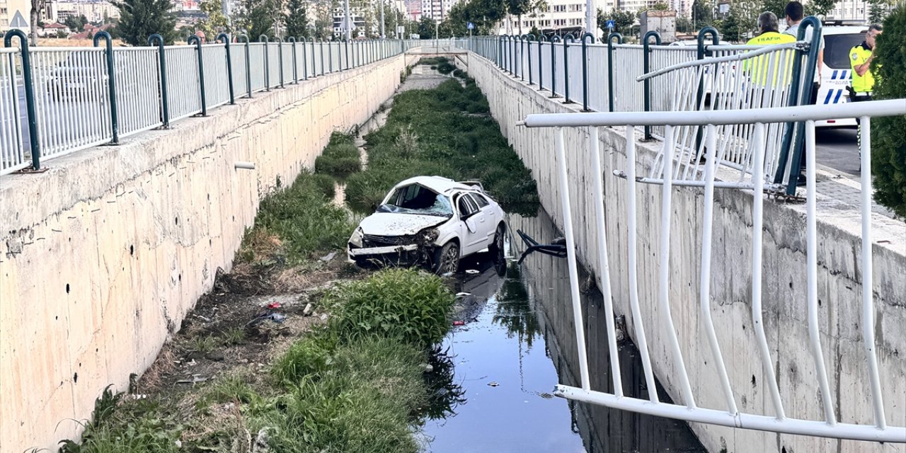 Kayseri'de kanala düşen otomobilin sürücüsü yaralandı