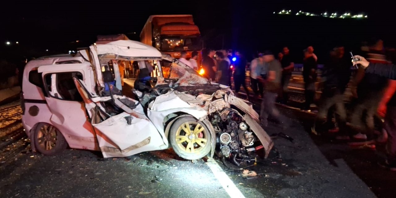 Erzincan’da hafif ticari araç traktörle çarpıştı: 3 ölü, 3 yaralı