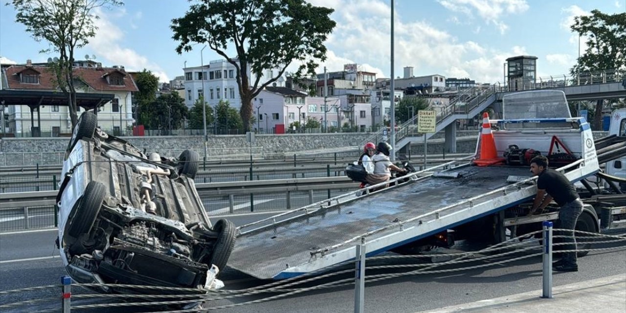 Fatih'te bariyere çarpan otomobil devrildi