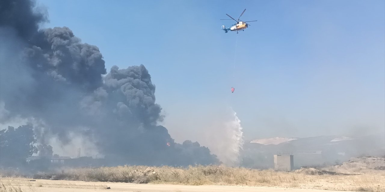 Mersin'de eski kağıt fabrikası alanında çıkan yangına müdahale ediliyor