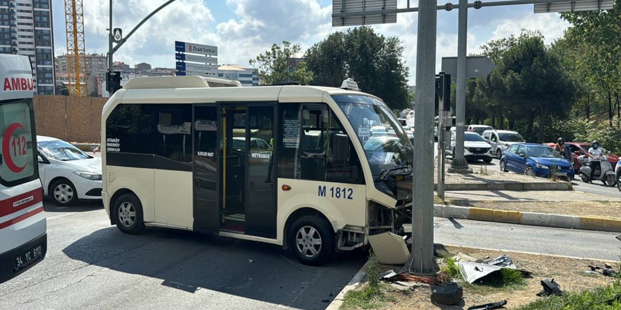 Bağcılar'da minibüs ile cipin çarpıştığı kazada 1’i ağır, 6 kişi yaralandı