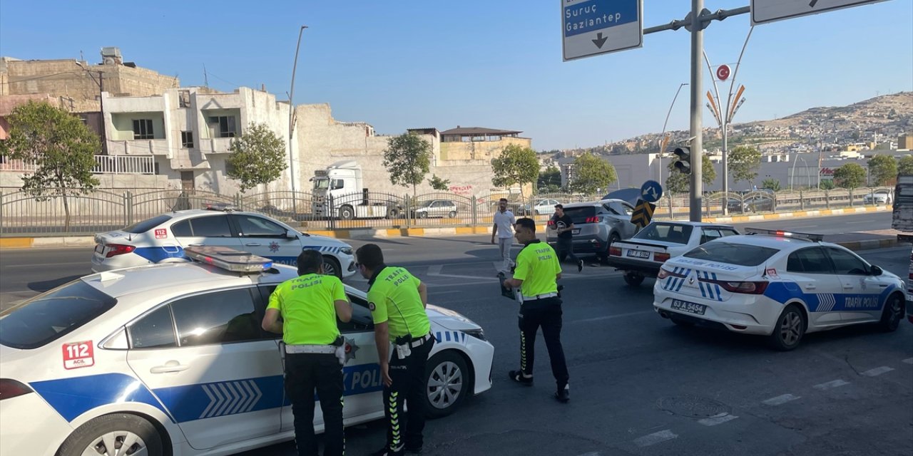 Şanlıurfa'da refüje çarpan cipteki 6 kişi yaralandı