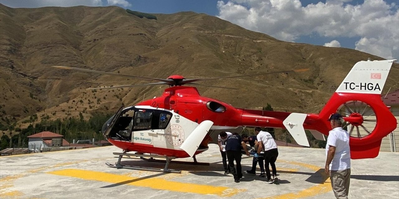 Van'da ambulans helikopter yüksekten düşen çocuk için havalandı