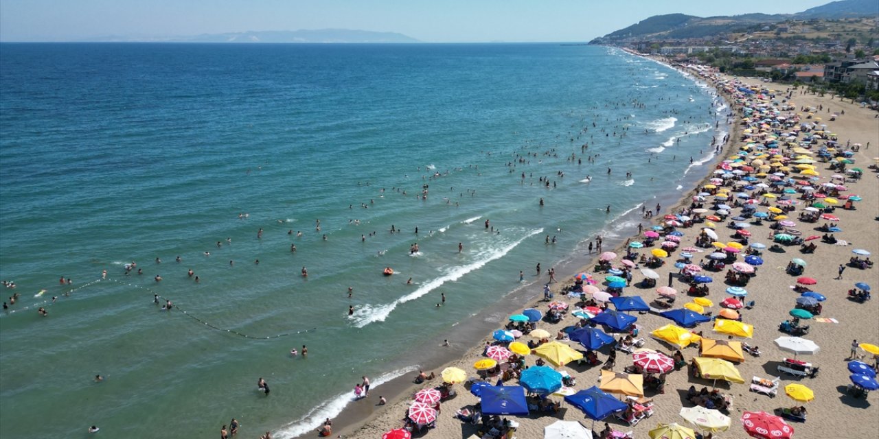 Tekirdağ'da sıcak ve nemden bunalanlar sahillerde vakit geçirdi