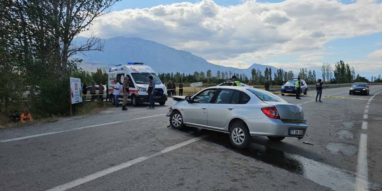 Erzincan'da ticari araç ile otomobilin çarpışması sonucu 1 kişi öldü, 1 kişi yaralandı