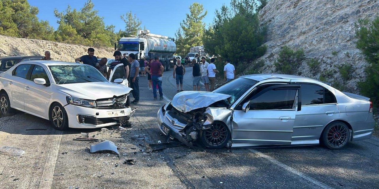 Uşak'ta iki otomobilin çarpışması sonucu 5 kişi yaralandı